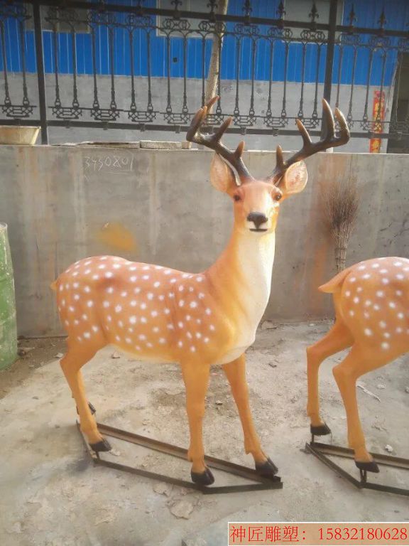 草坪梅花鹿，玻璃钢动物雕塑，仿真动物雕塑